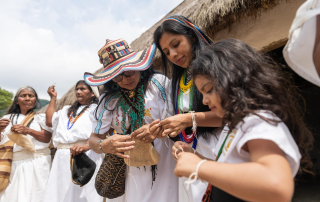 Colombia ANEI Mujeres Tejedoras Fairtrade Organic teaching handcrafts.