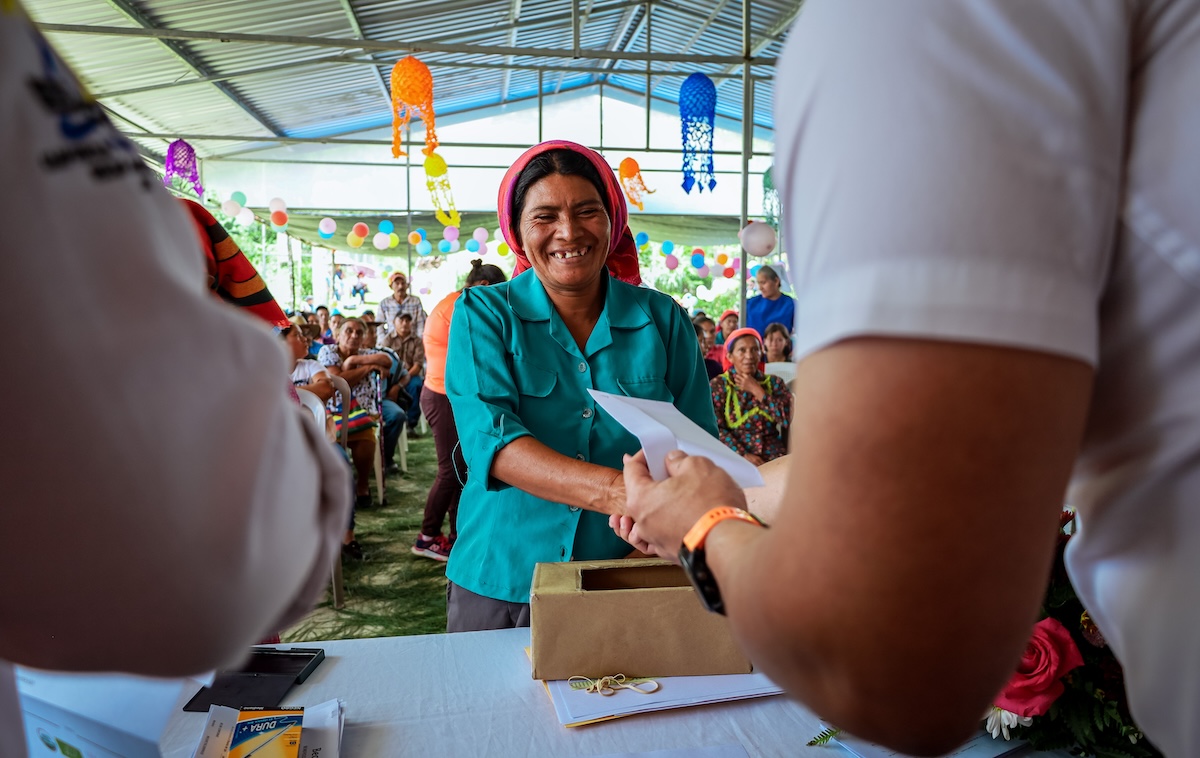 A woman coffee producer with the COMIPRONIL cooperative in Honduras. She is also part of the NKG Bloom initiative.