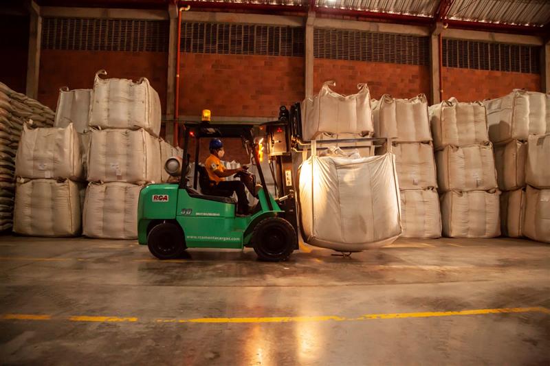 Warehouse moving supersacks